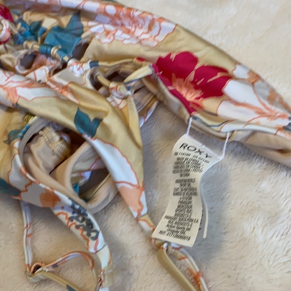 New Roxy one piece - Picture 5 of 7